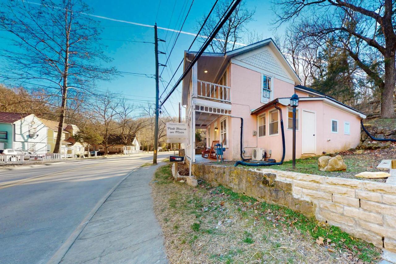 The Pink House On Main - Lower Eureka Springs Exterior photo